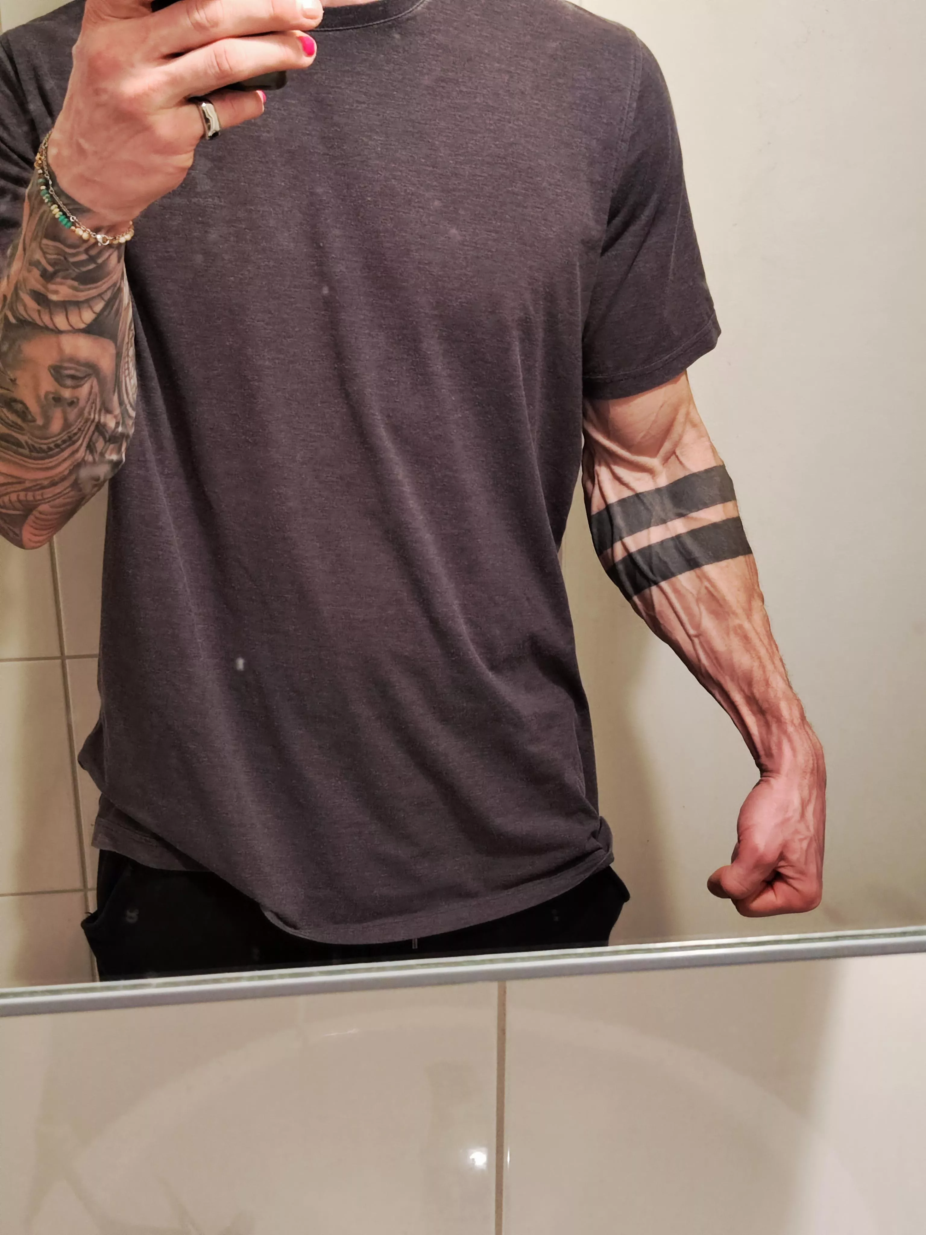 Upsi thick forearm👀🤷🏻‍♀️