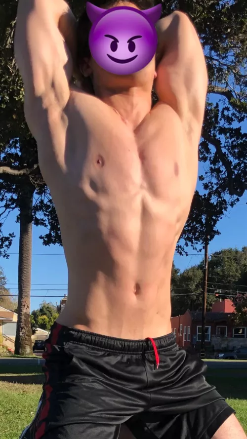 Want somebody’s face stuck in my armpits while they jack off in front of me 🥰😊