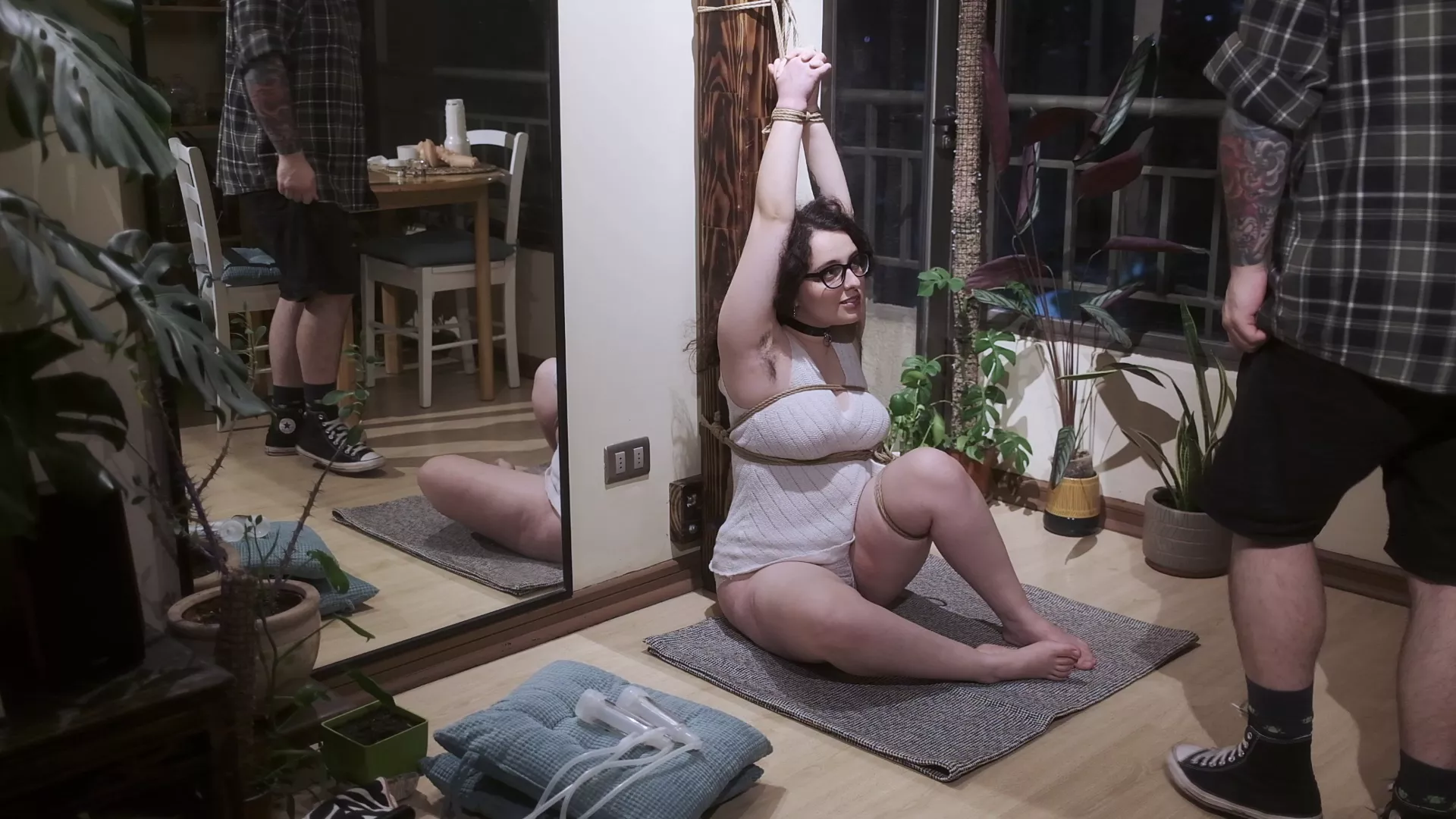 We are happy to tell you that we're finally settled in our new place. Here we leave u a record of the first day testing the hashira. We hope to soon be able to share more rope ties with u, I hope you like it <3