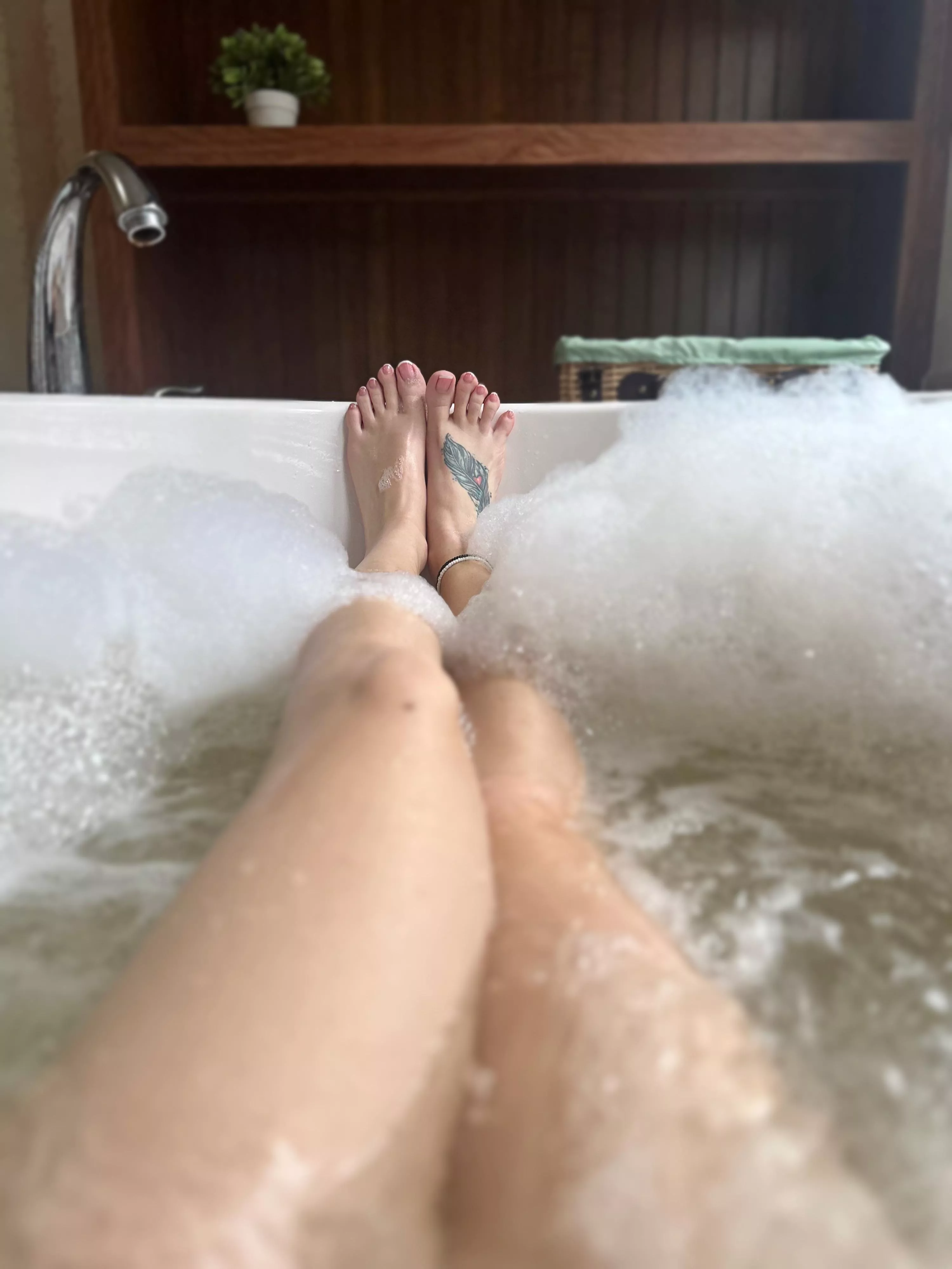 Who would like to enjoy a steamy jacuzzi and play with my feet? 🛁🦶🏻