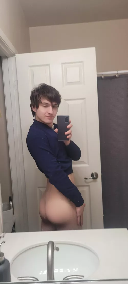 You a fan of creampies because I love em. Also, my butt looks so fat in this pic! 🤩😆 