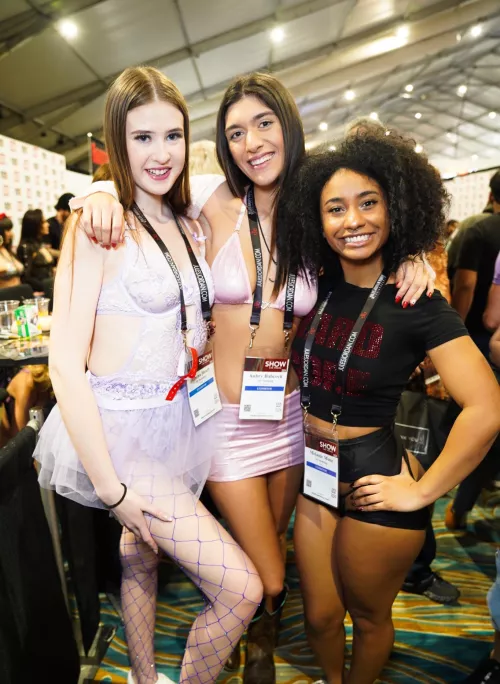 [3] Convention Girls