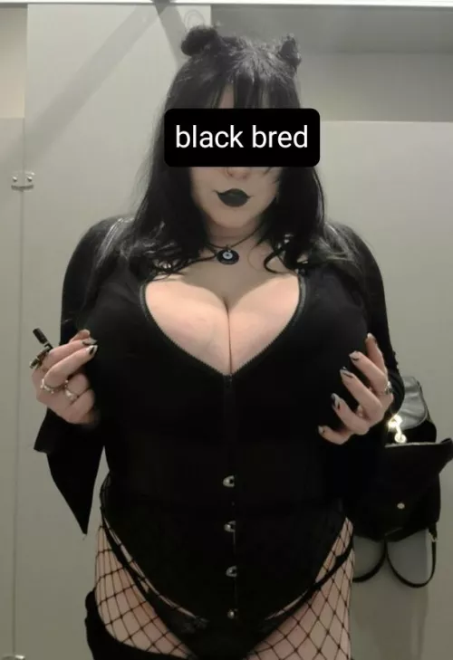 Beside having a cool goth gear, some thing nrver changed ~