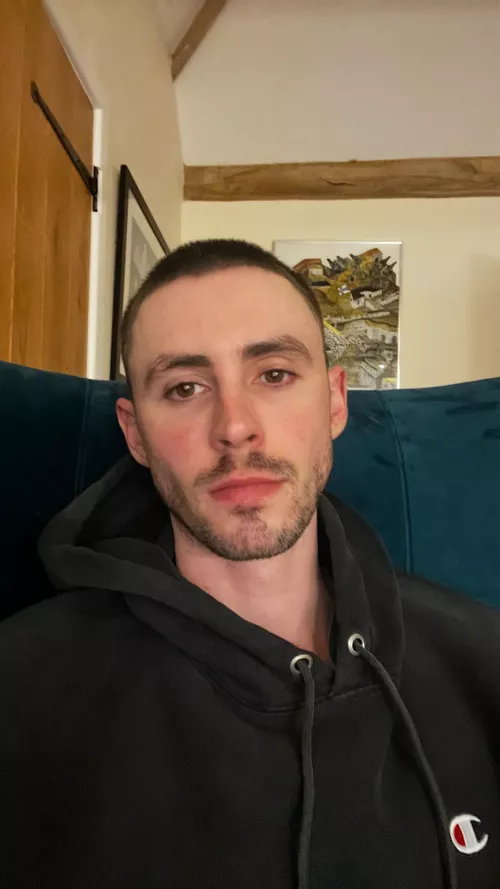 Buzzed my hair shorter - I look like I’ve just escaped a lab & I’m off to shoplift frozen eggos 🙈