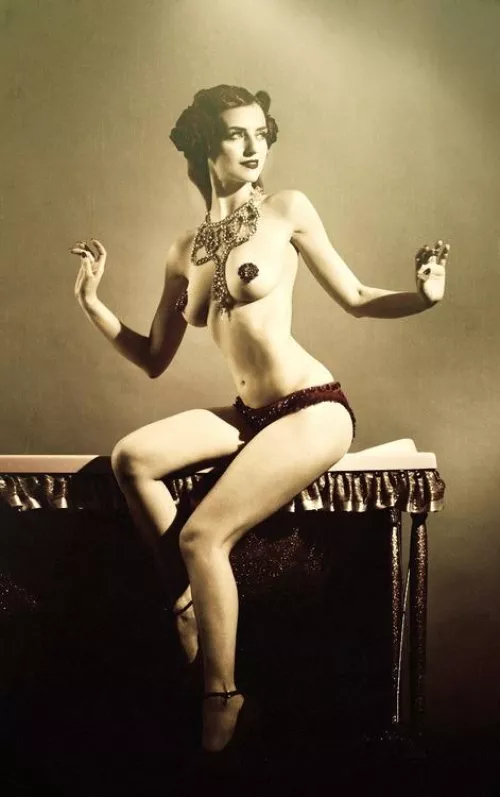 Eva La Plume in her pasties