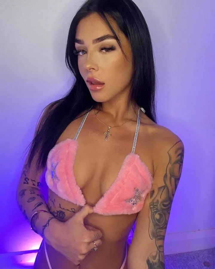 F19, What do you think of my boobs?😈