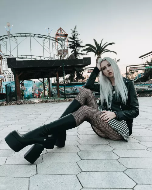 Fishnet & these boots? 🖤