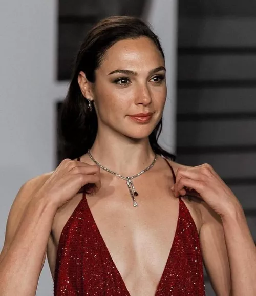 Gal Gadot has me throbbing. Can a bud help me bust for her?
