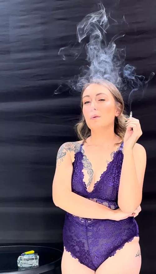 I love to have a little fun for the smoking fetish guys and ladies out there😘😮‍💨