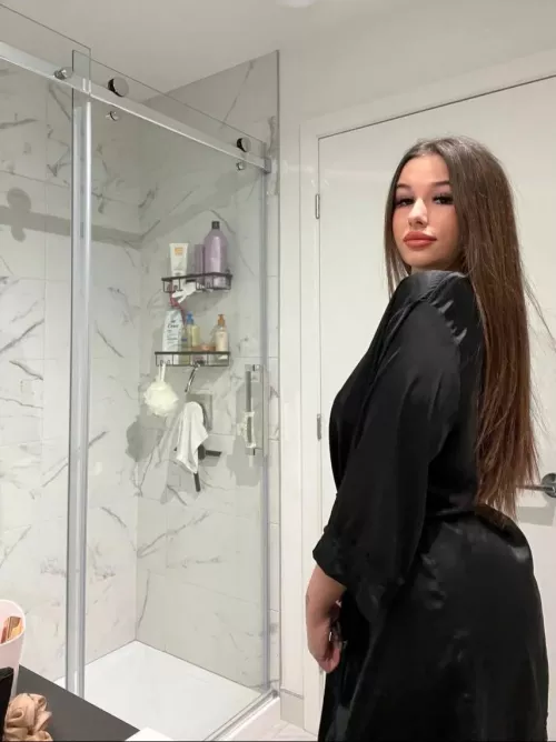 I’m in the mood to get fucked in the shower.. any volunteers?