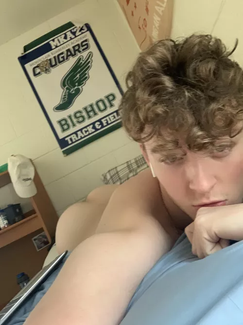 Into masc tops and group chats hmu and send me a pic for snap