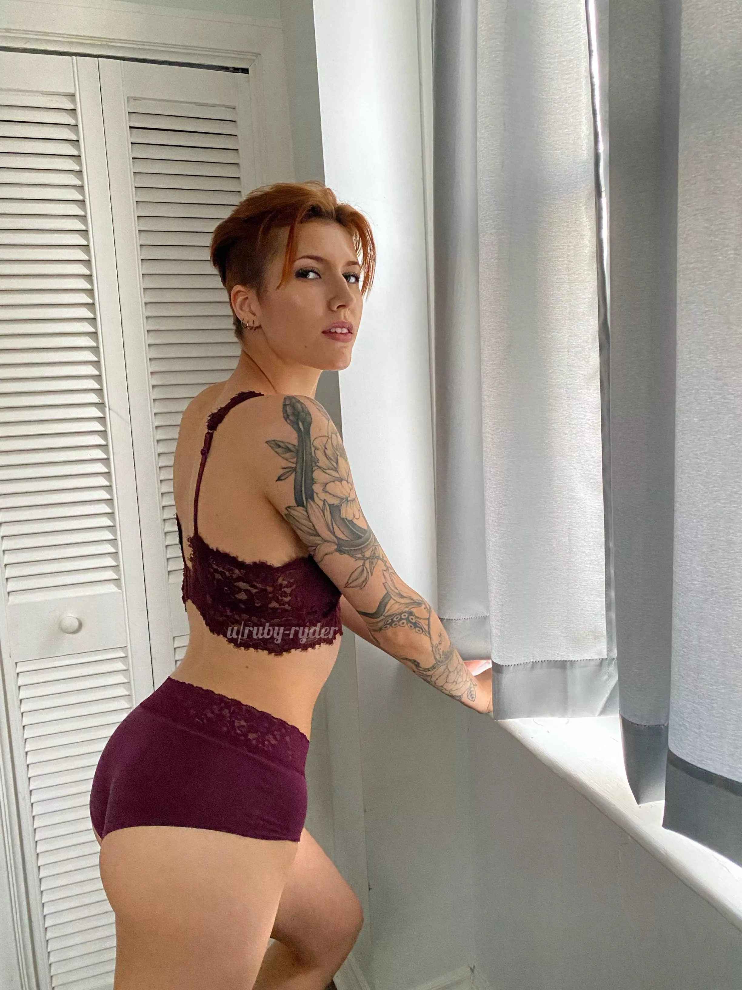 Just a redhead with short hair who likes to show off [f]