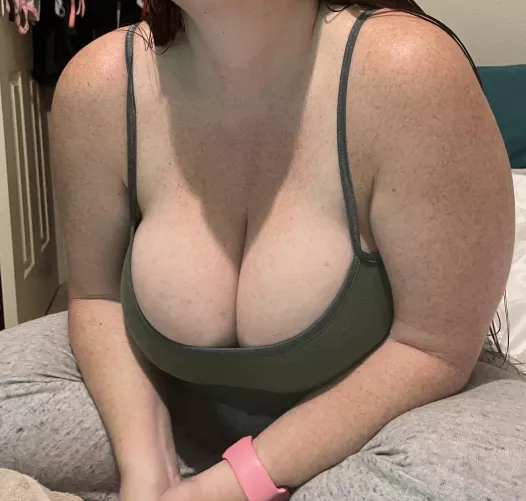 My poor spaghetti strap shirt is STRUGGLING!