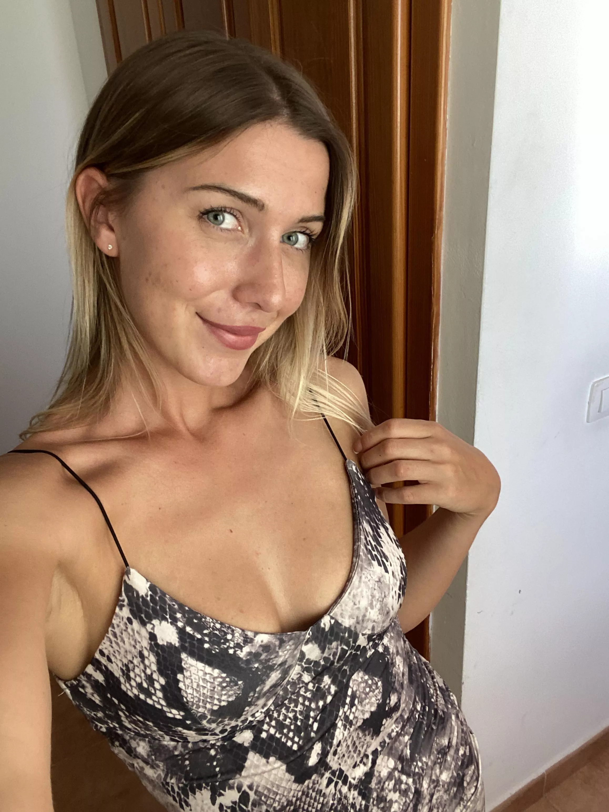 New blondeee on the block just smiling