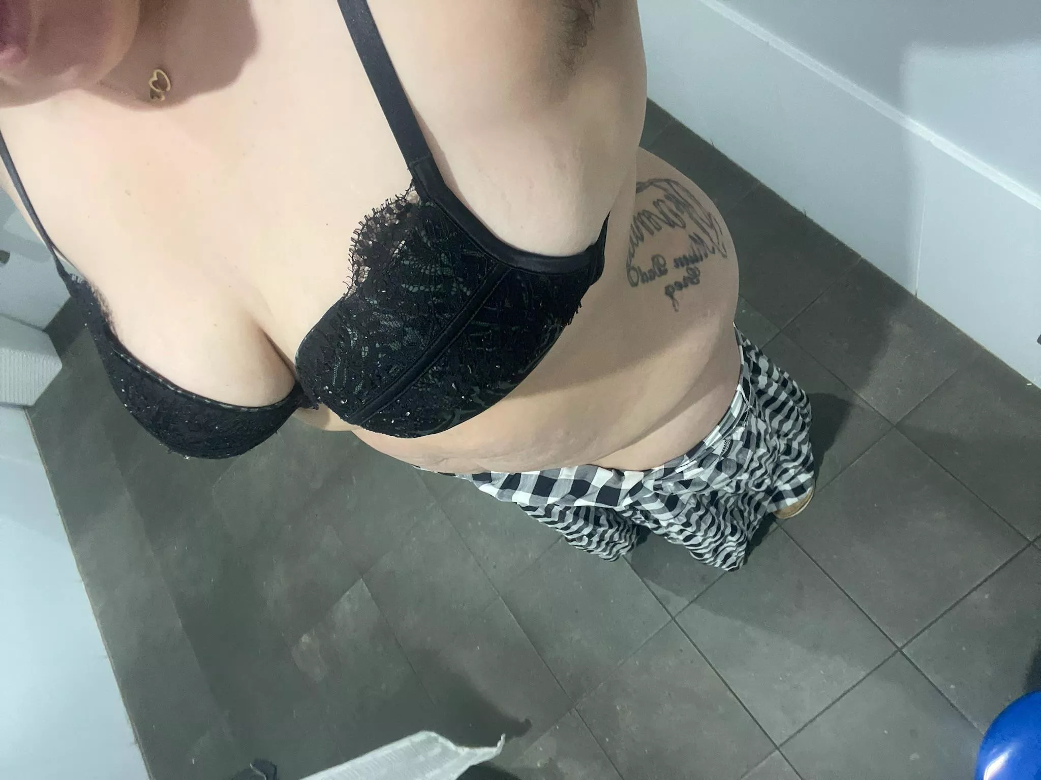 Sneaky work pic 😘