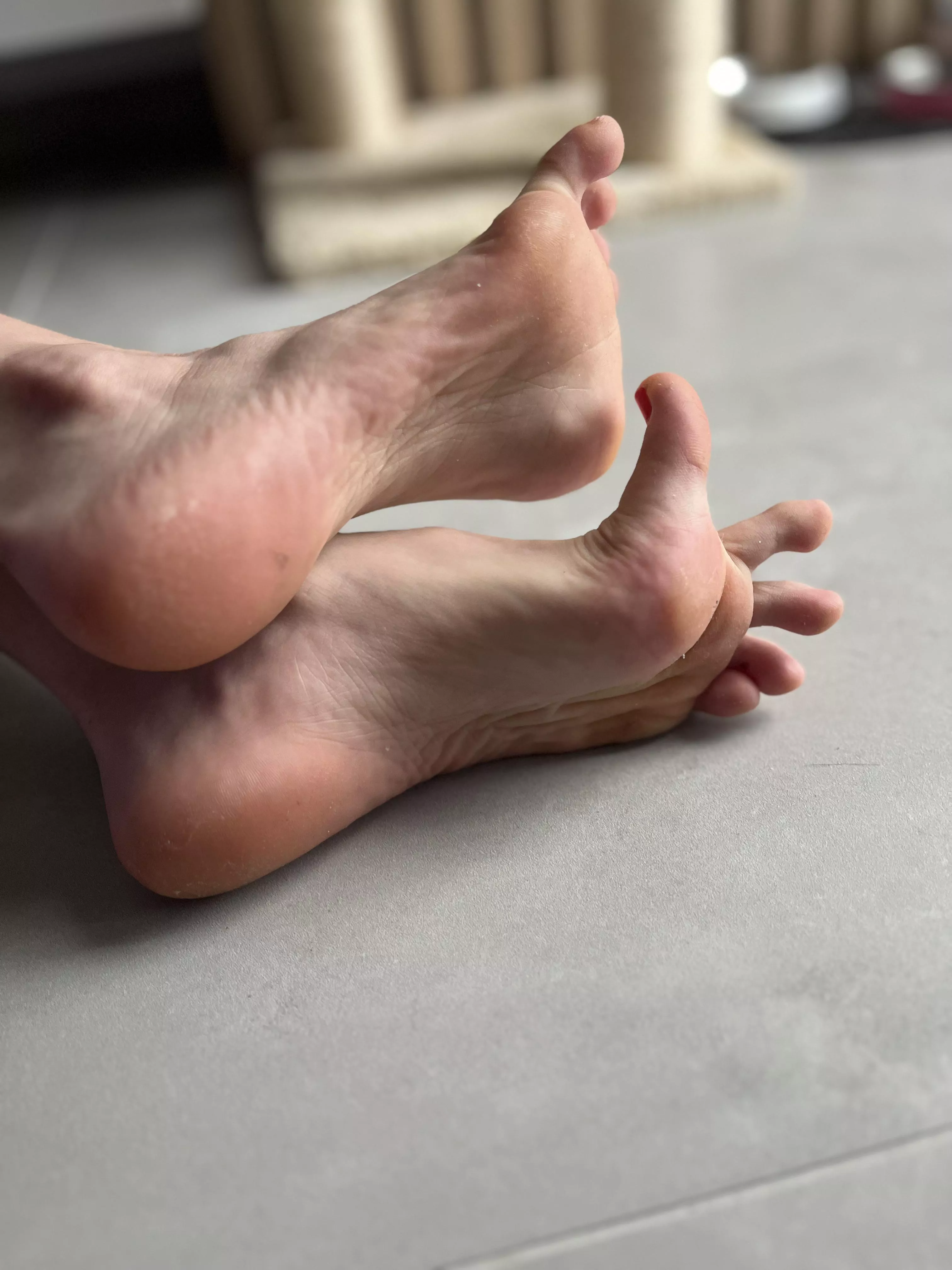 spread my legs or my feet 