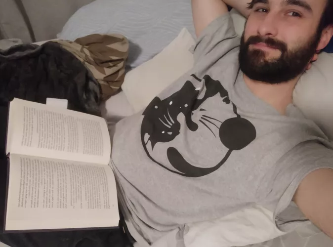 Start in the weekend with a good book. Anyone want to chat? :)