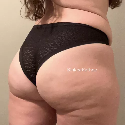 thick milf booty in black stretch lace (with long hair ... it almost reaches my ass)