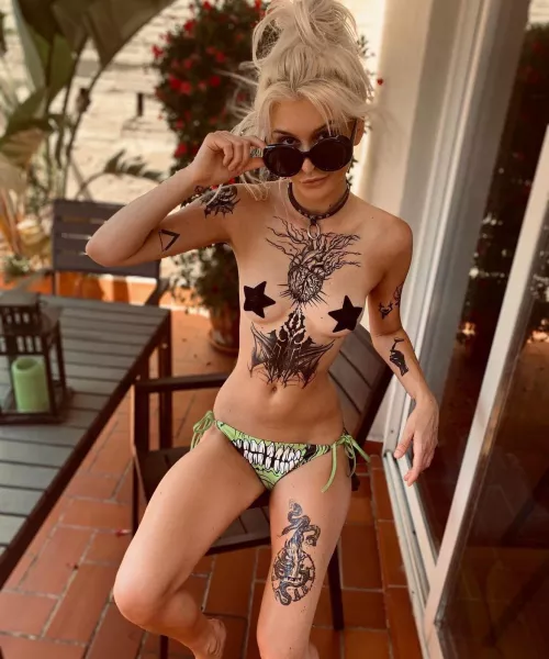 Wanna see my tanline?😜