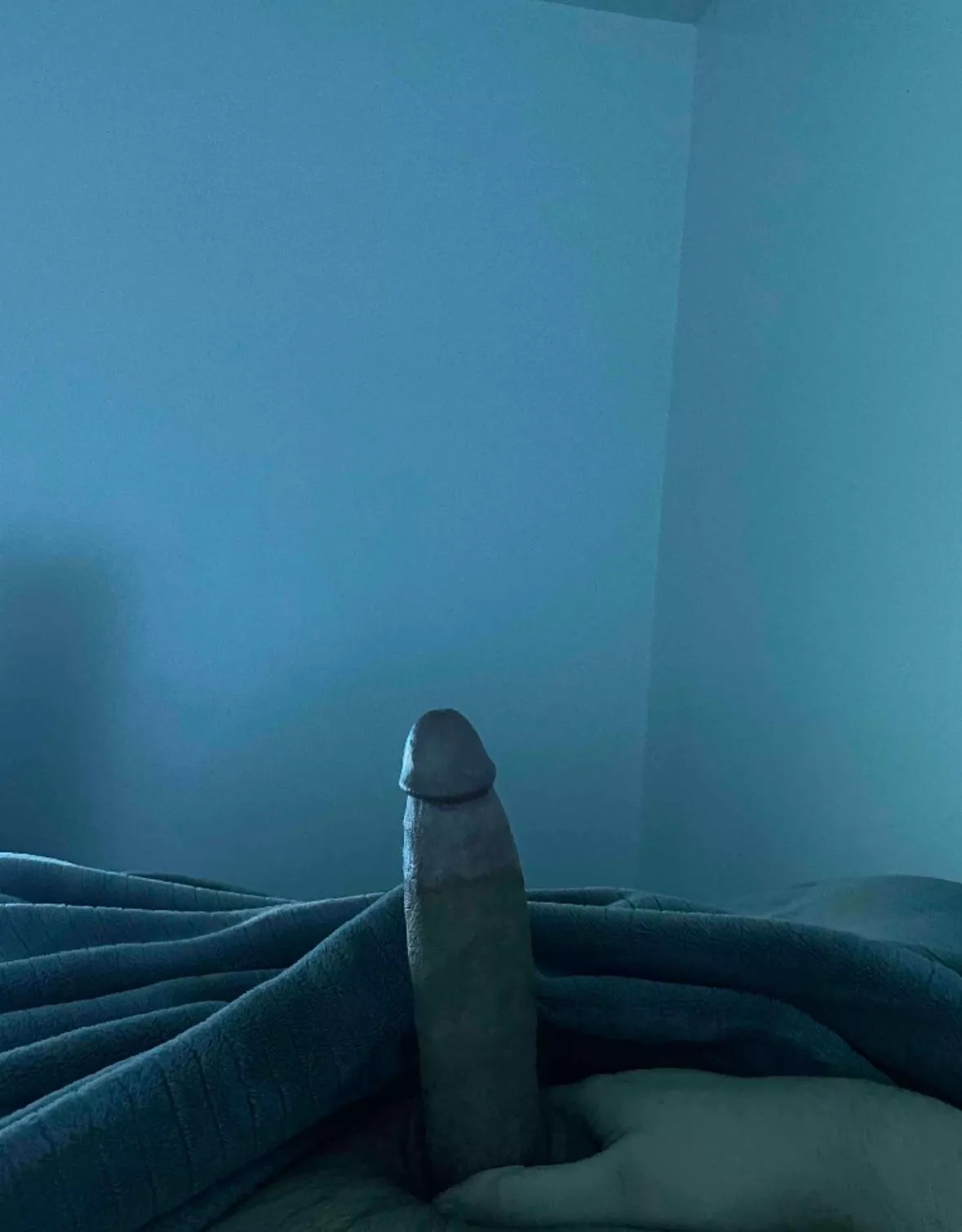 Who’s awake and wants to help me cum 🥵🥵