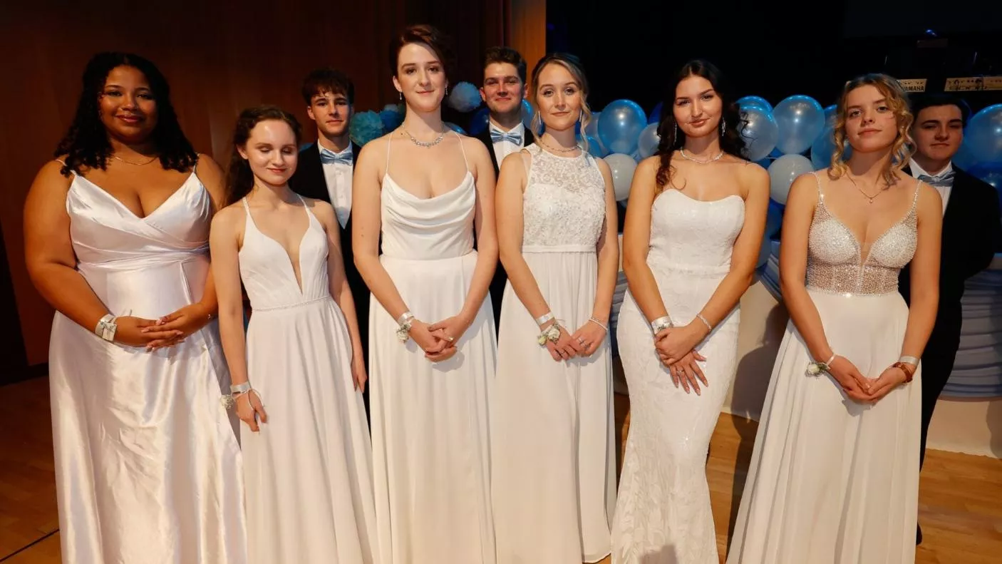 Whos prom ends covered in cum? [6] 