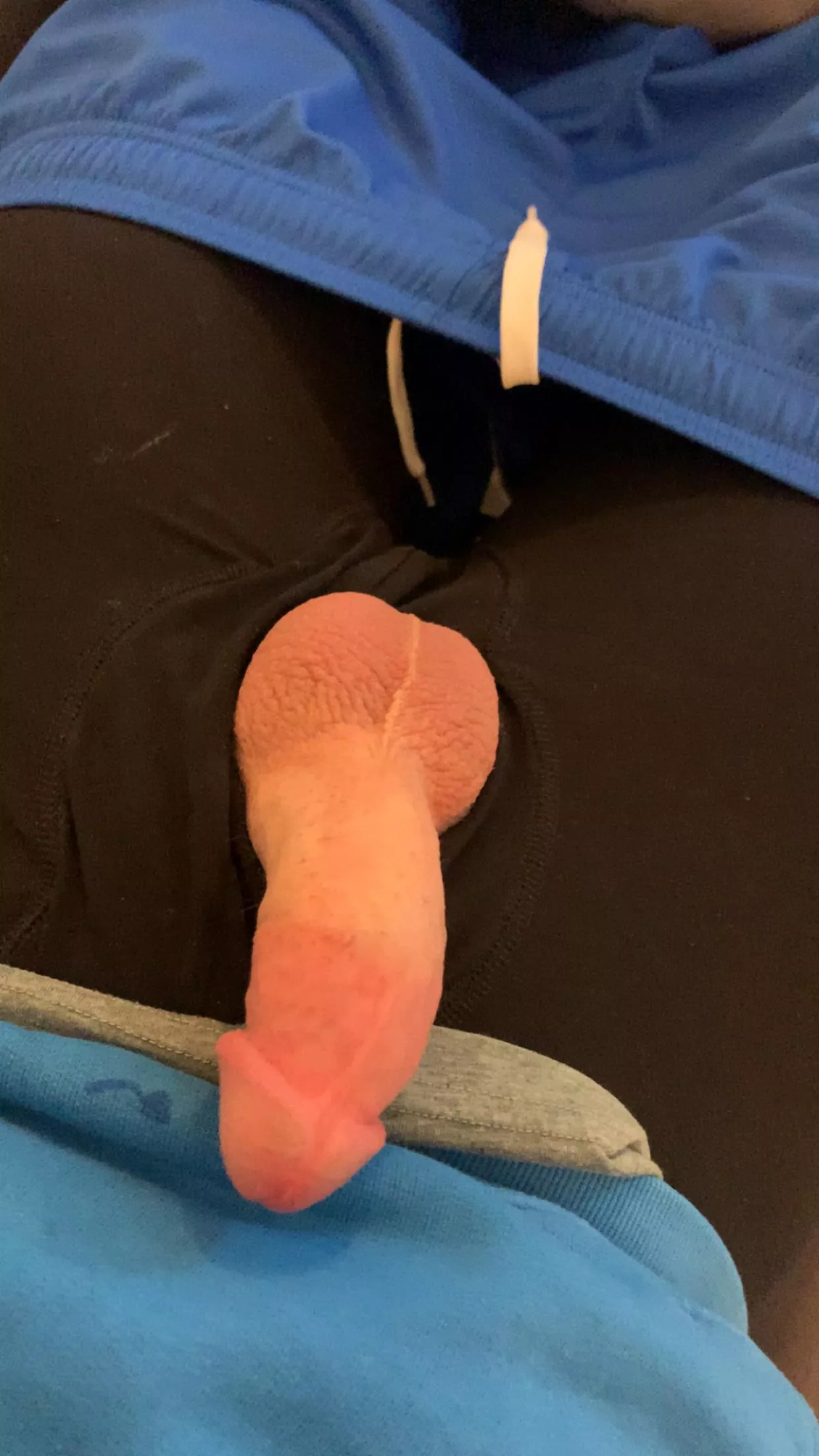 18 bi horny af I can squirt precum lemme kno if u wanna see