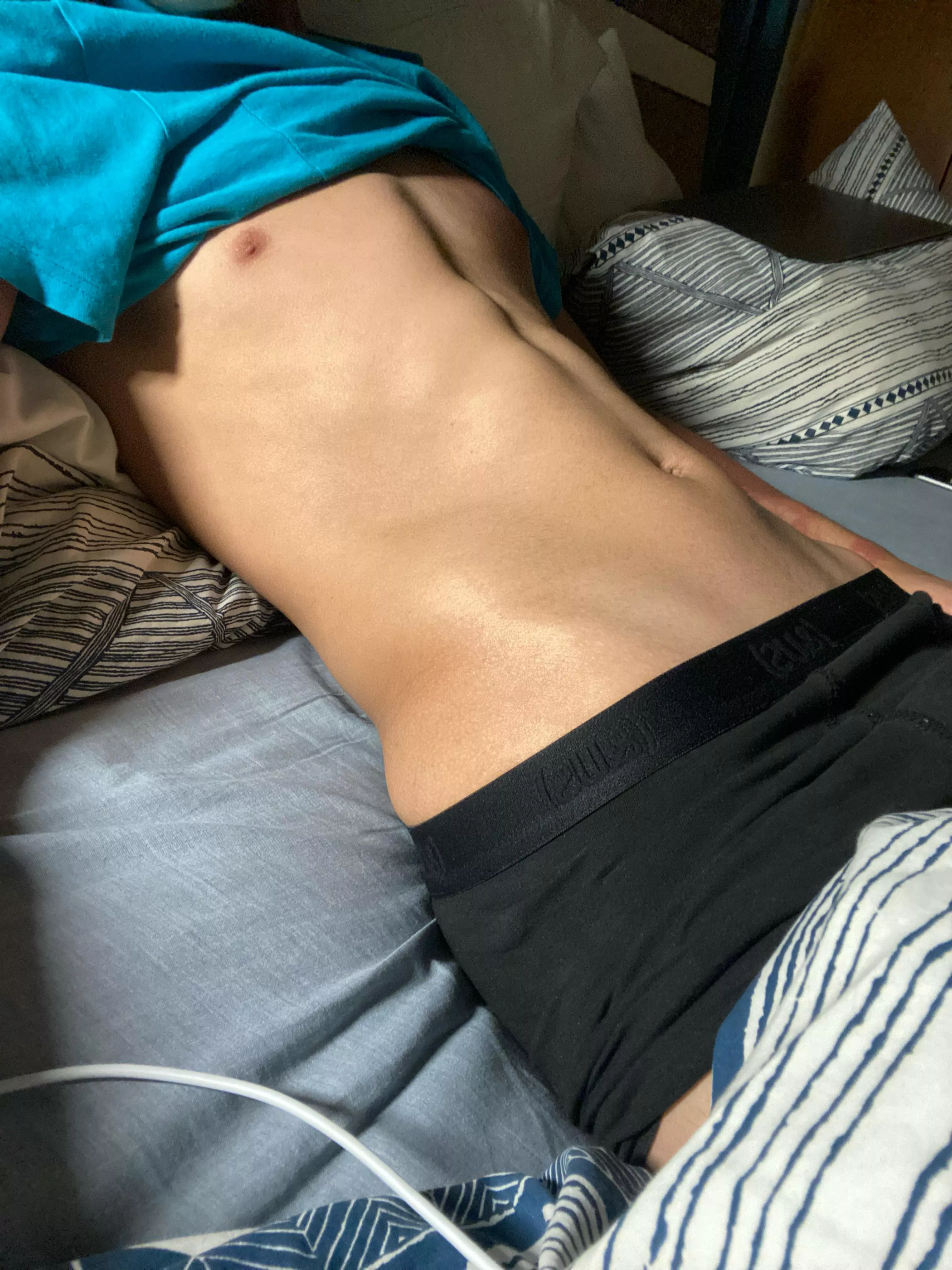 18 slim fit lookin for fit masc bros for quick cum on live rn. Send a snap for reply. (aidannbffr) abs++ verbal+