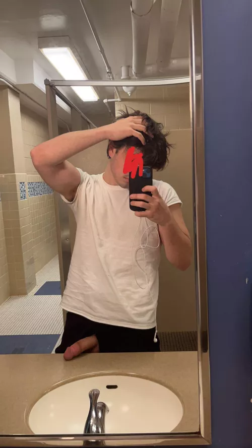 19 bouta hop in the dorm showers need sum skinny hung guys to trade w hmu (must have pic on frofile or dm one)