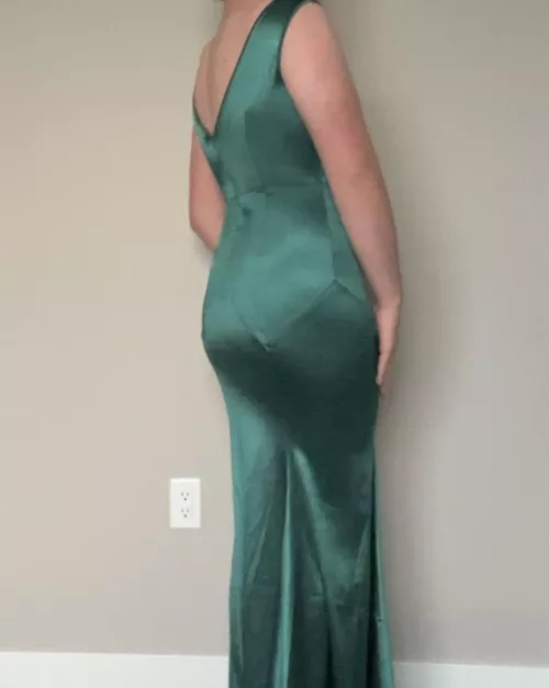(19m) moms bridesmaids dress left in the bathroom 🥵