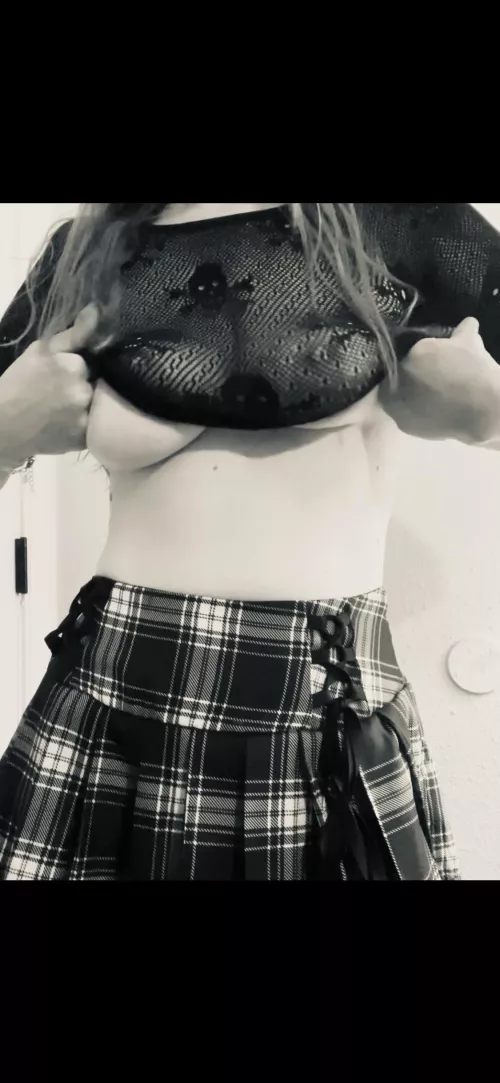 Don’t look at the caption silly, look at me