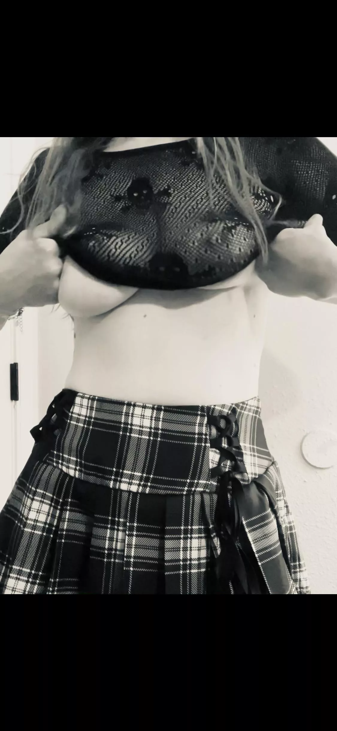 Don’t look at the caption silly, look at me