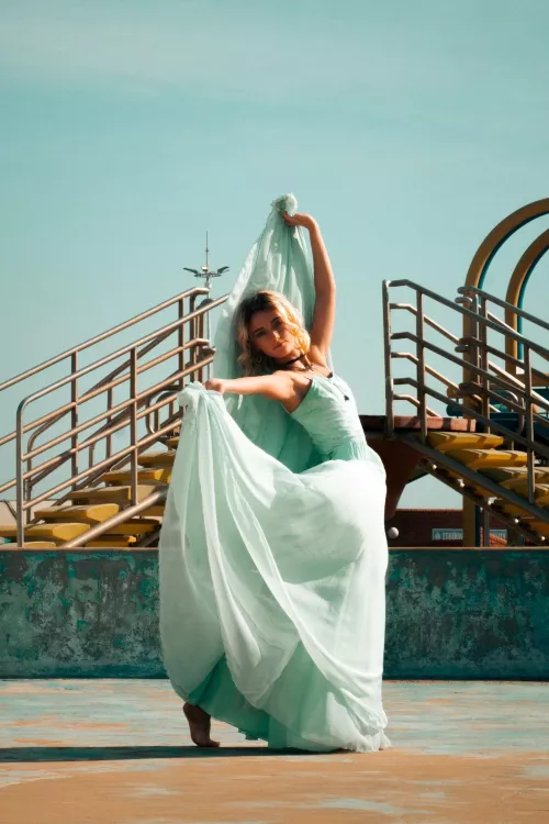 feeling free, sassy twirl giving me the blue vibes rn F18