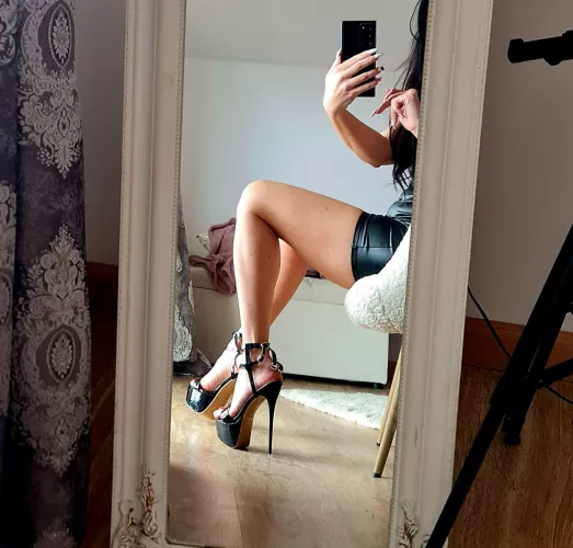 I am a milf with long legs (f41)