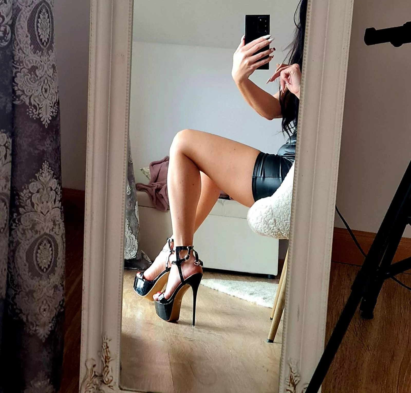 I am a milf with long legs (f41)