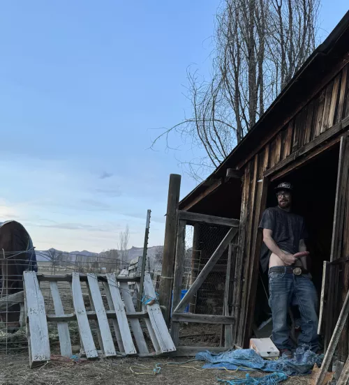 Let’s sneak out to the barn so you can suck my giant cock 🥵😏
