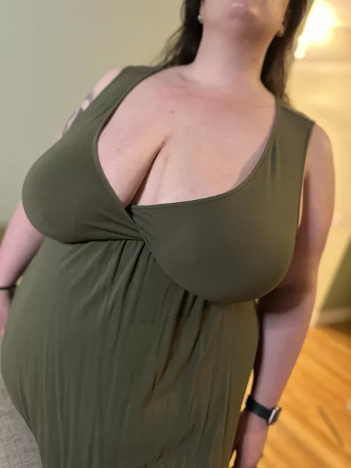 No hands, no bra, just sag.