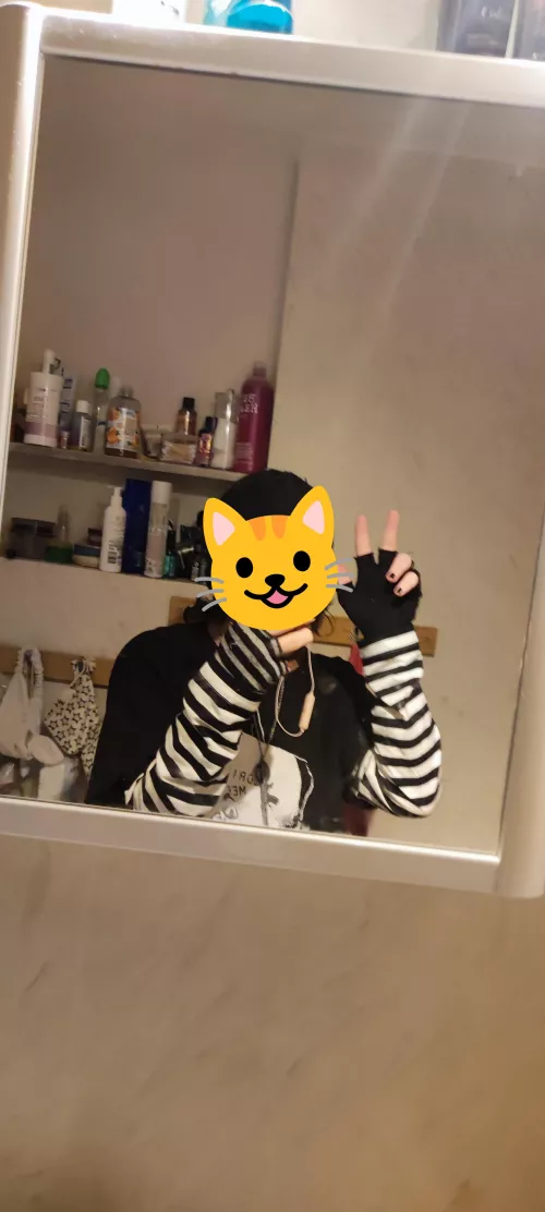 Someone called me emo, but I'm just a lil guy :3