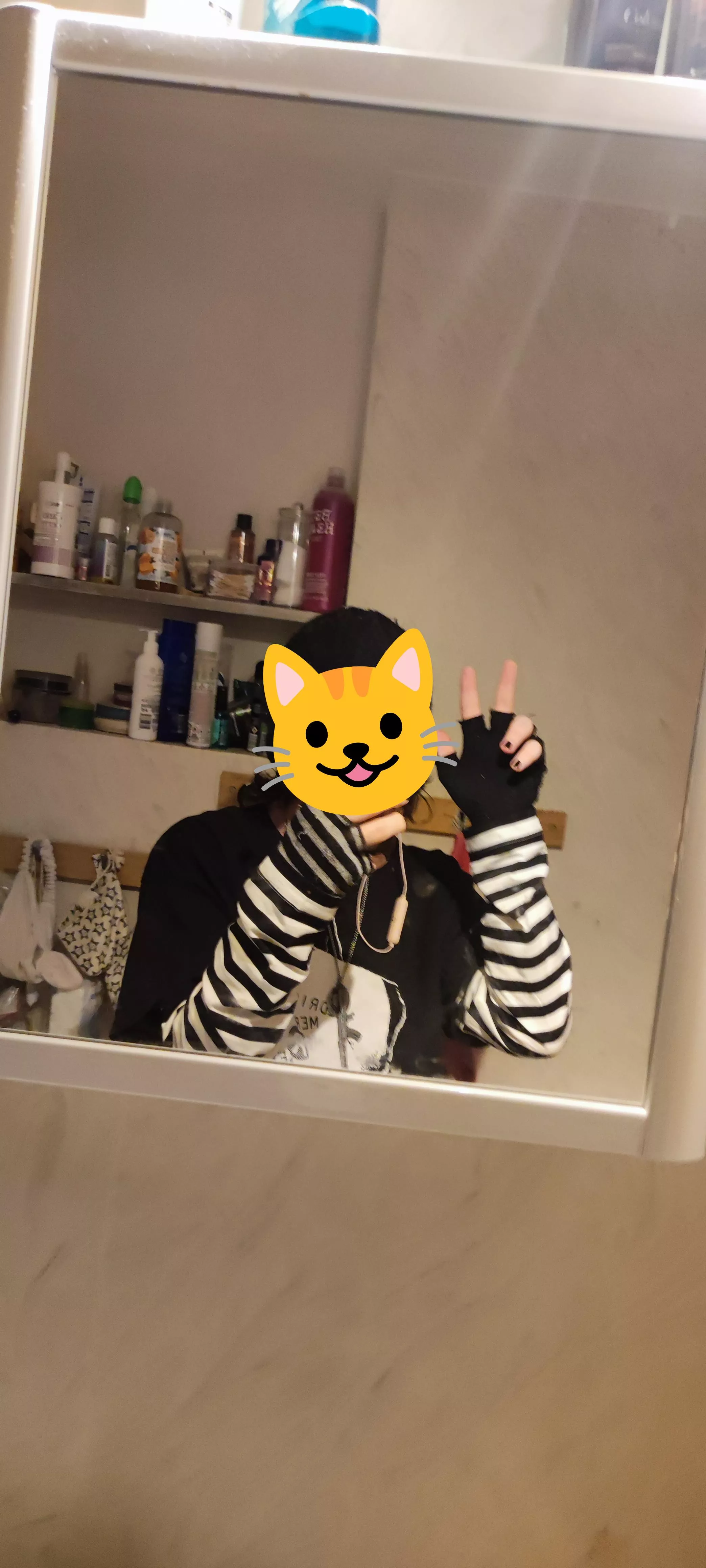 Someone called me emo, but I'm just a lil guy :3