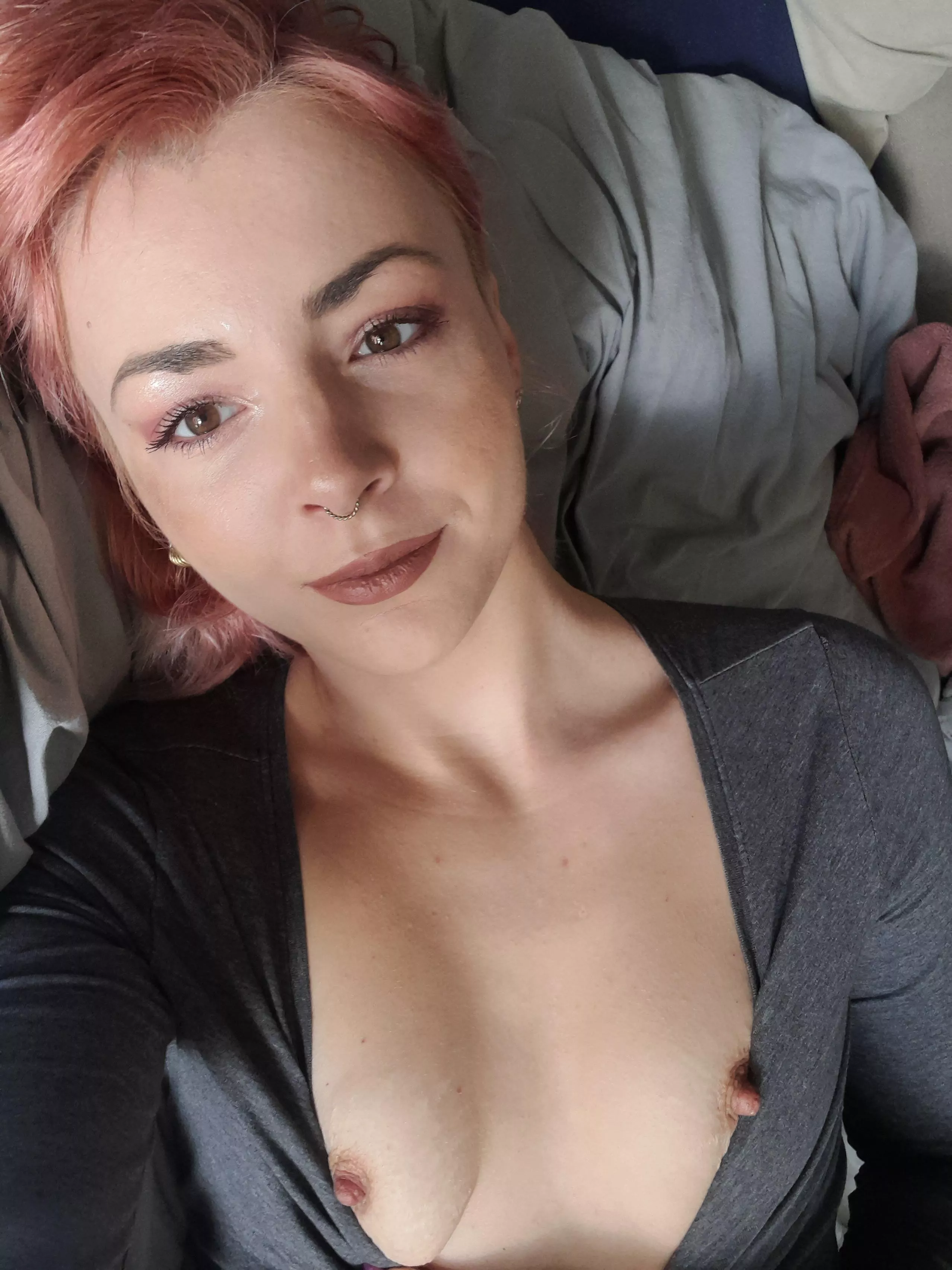 Squeeze my nipples please💕