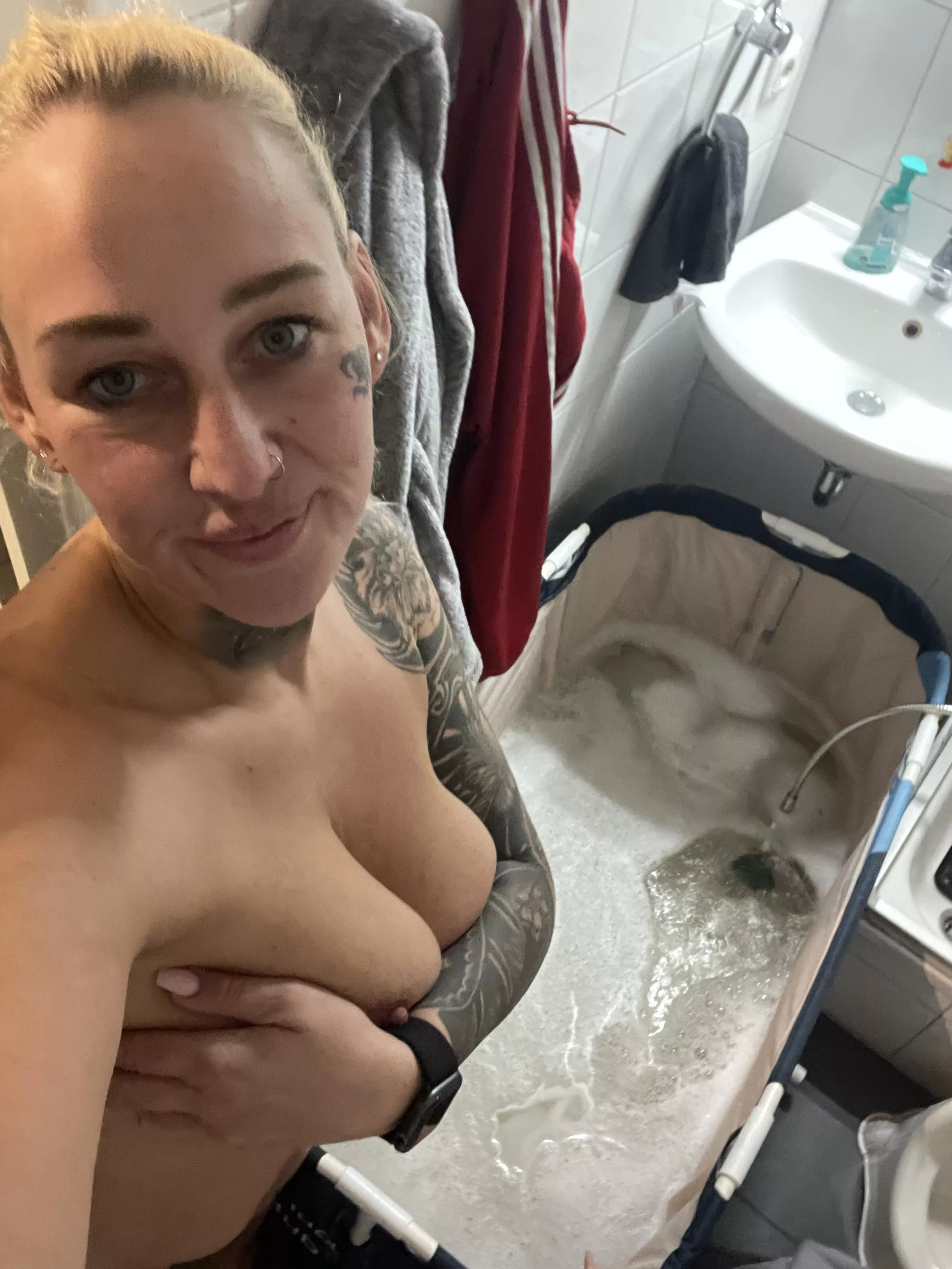 wanna take a bath with a 53 old gilf? my grandchildren are sleeping right now