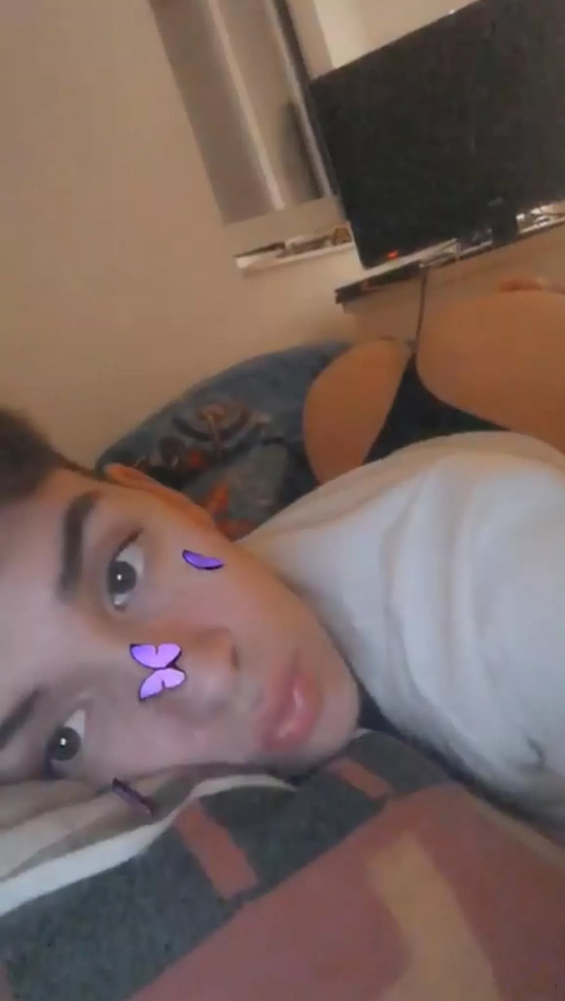 18 yo lookin for a nice guy to talk to(longterm pls).If anyone is interested pls pm ASL and PIC of urself. I dont bite haha, unless u want me to🙈