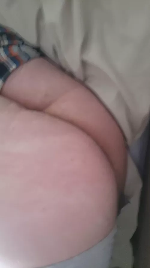 18m Any older dudes wanna cum over my ass on live - H.r23z on snap