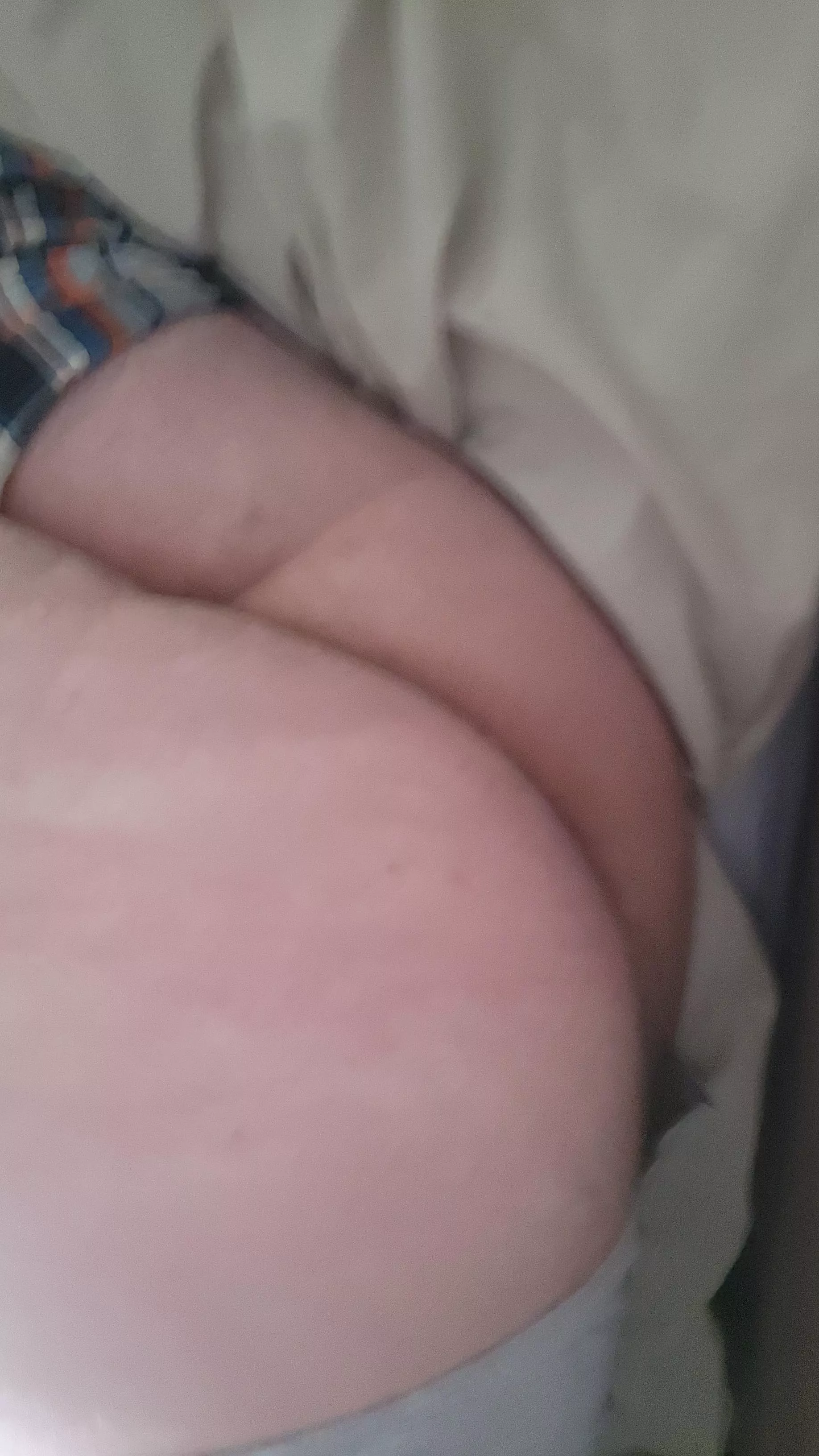 18m Any older dudes wanna cum over my ass on live - H.r23z on snap