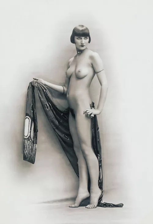 A nude French Woman, a flapper, photographed in the 1920s