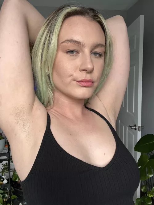 blessing you with the sight of both my armpits.. it must be your lucky day 😏