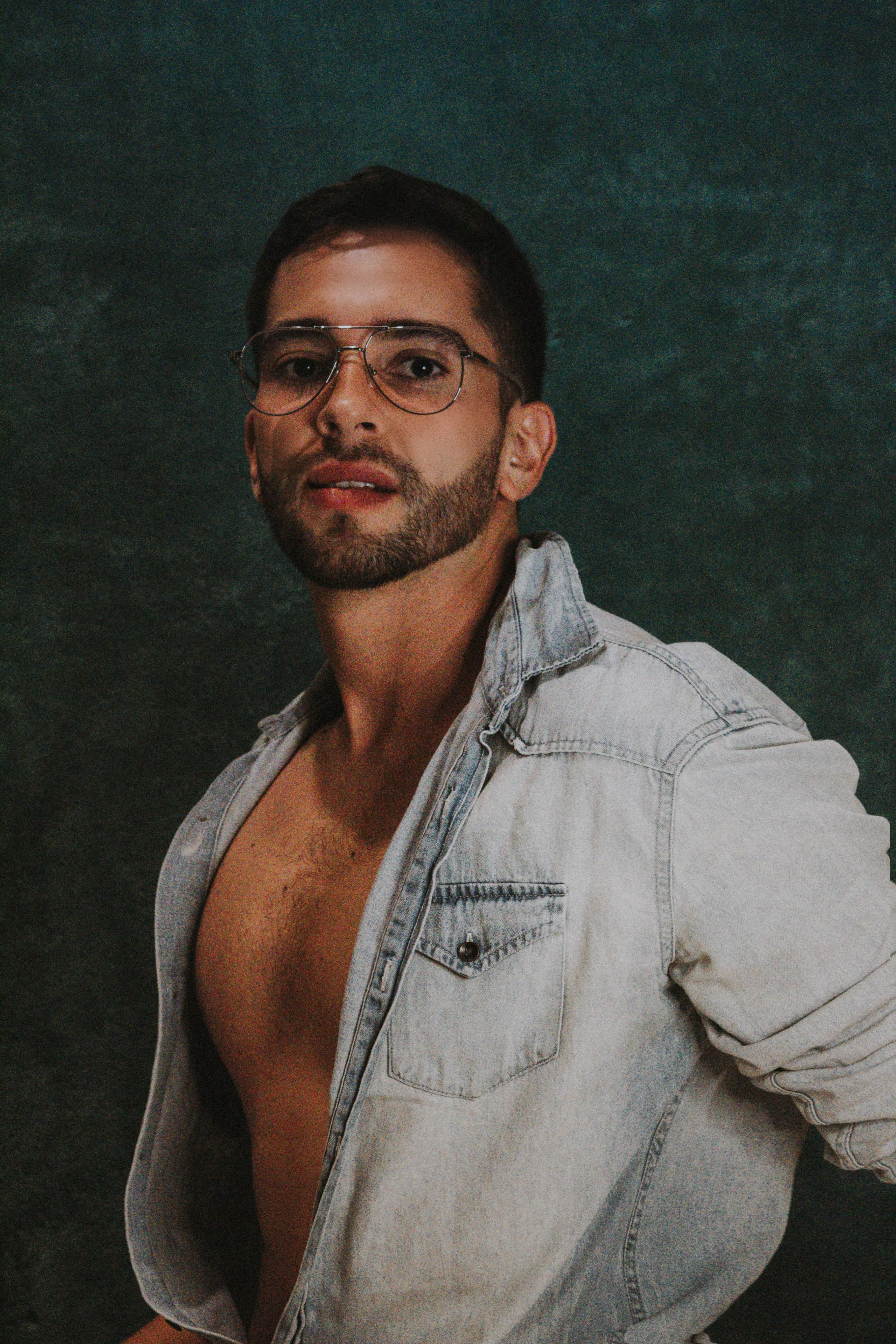 Hey im Andrei, 25 from Mexico🇲🇽 looking for some friends 🫶🏻 here’s a pic of my last shoot what do u think? 