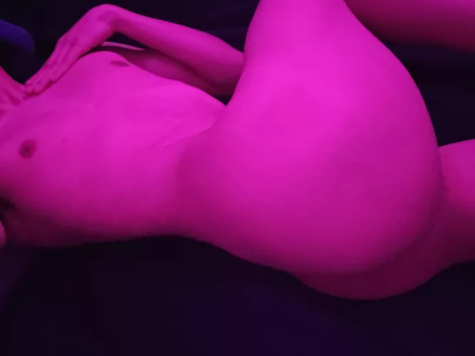 Heyy~~ Who wants to help me write slutty words ALLLL over my body~~