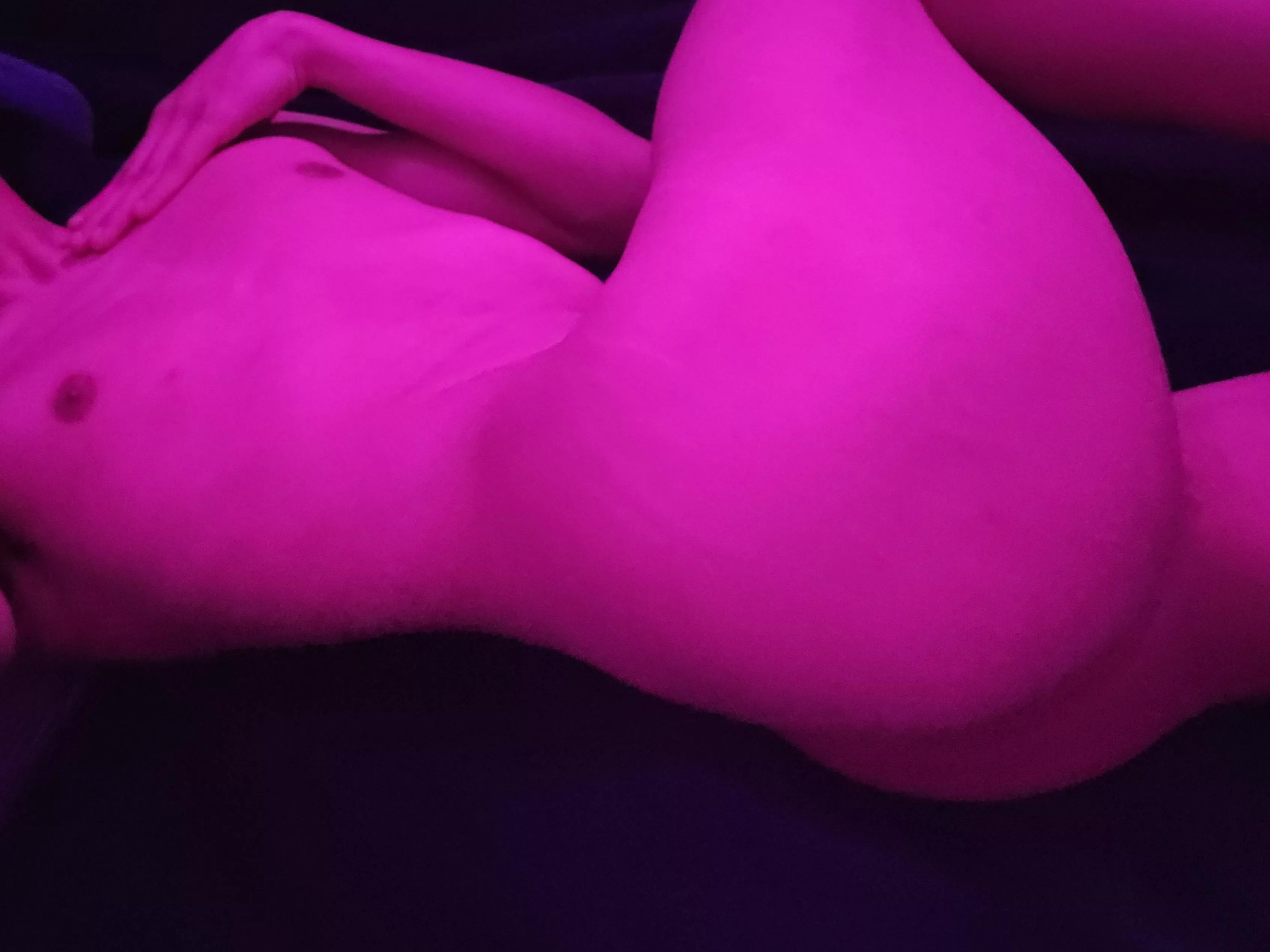 Heyy~~ Who wants to help me write slutty words ALLLL over my body~~