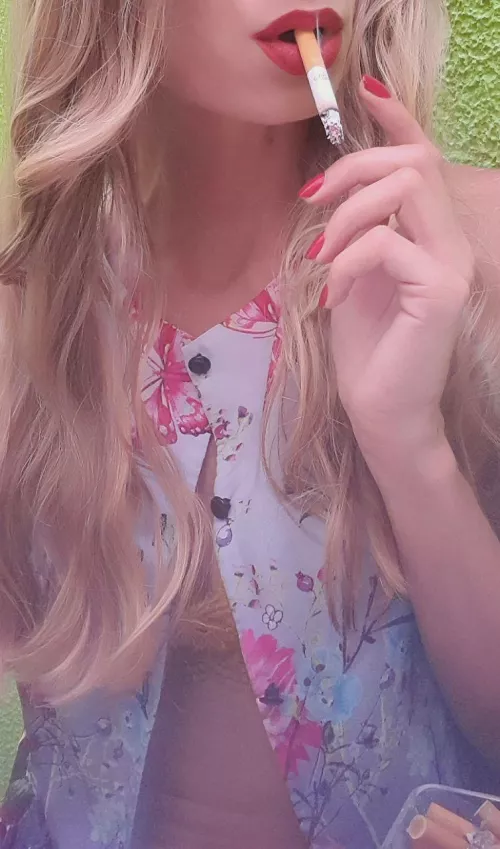 I love to let it dangle between my red lips 👄