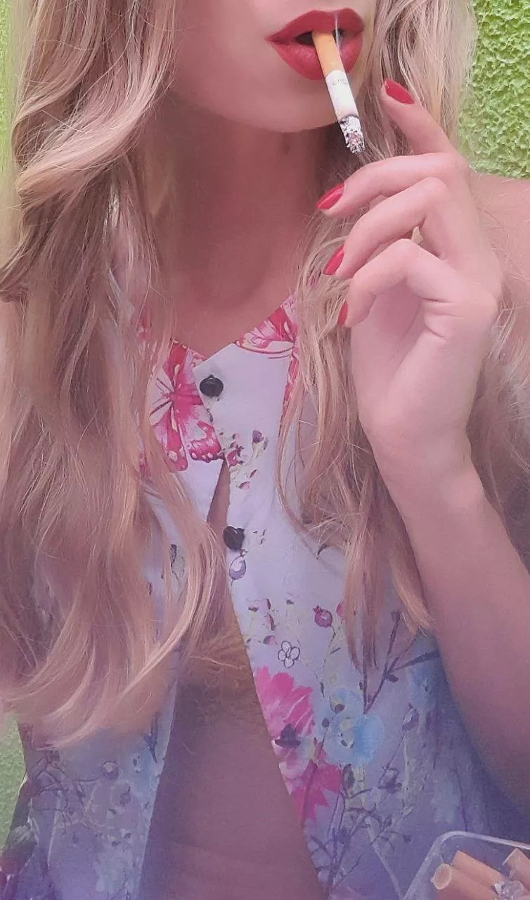 I love to let it dangle between my red lips 👄